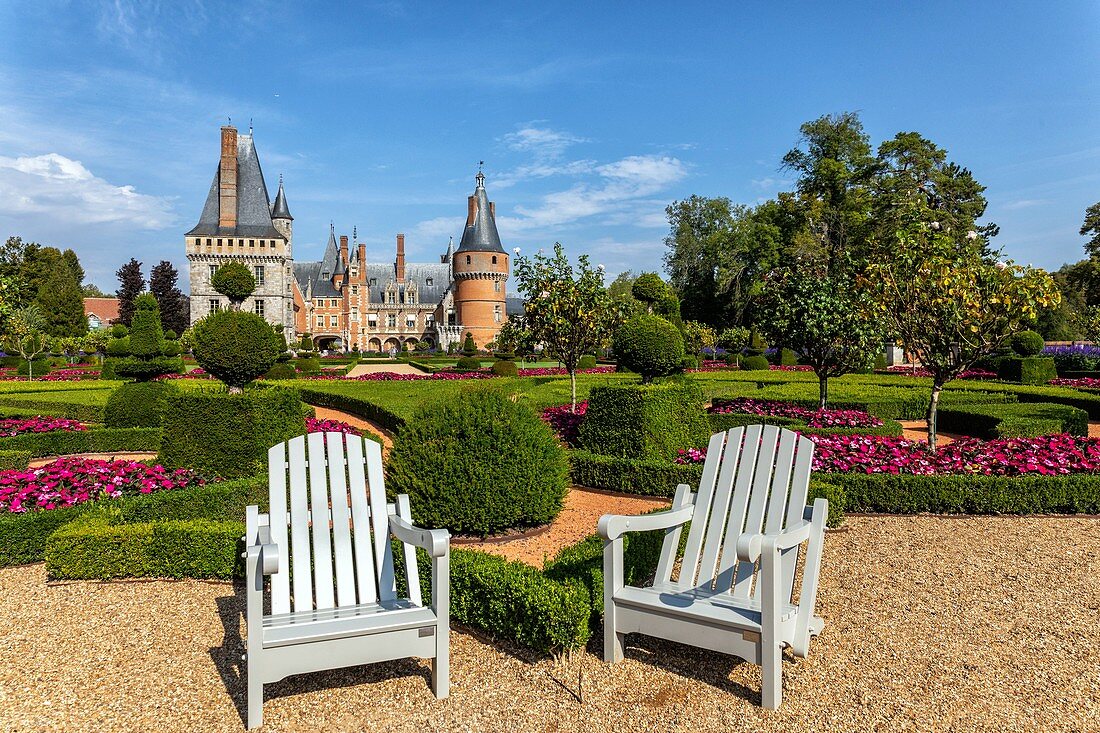 FRENCH-STYLE GARDENS CREATED ACCORDING TO THE PLANS DRAWN UP BY ANDRE LE NOTRE, GARDENER TO KING LOUIS XIV, CHATEAU DE MAINTENON, EURE-ET-LOIR (28), FRANCE