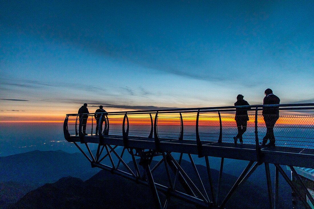 Sonnenaufgang, Ein Pontoon Am Himmel, Pic Du Midi De Bigorre, Bagneres De Bigorre, Hautes Pyrenees, Midi Pyrenees, Occitanie, Frankreich