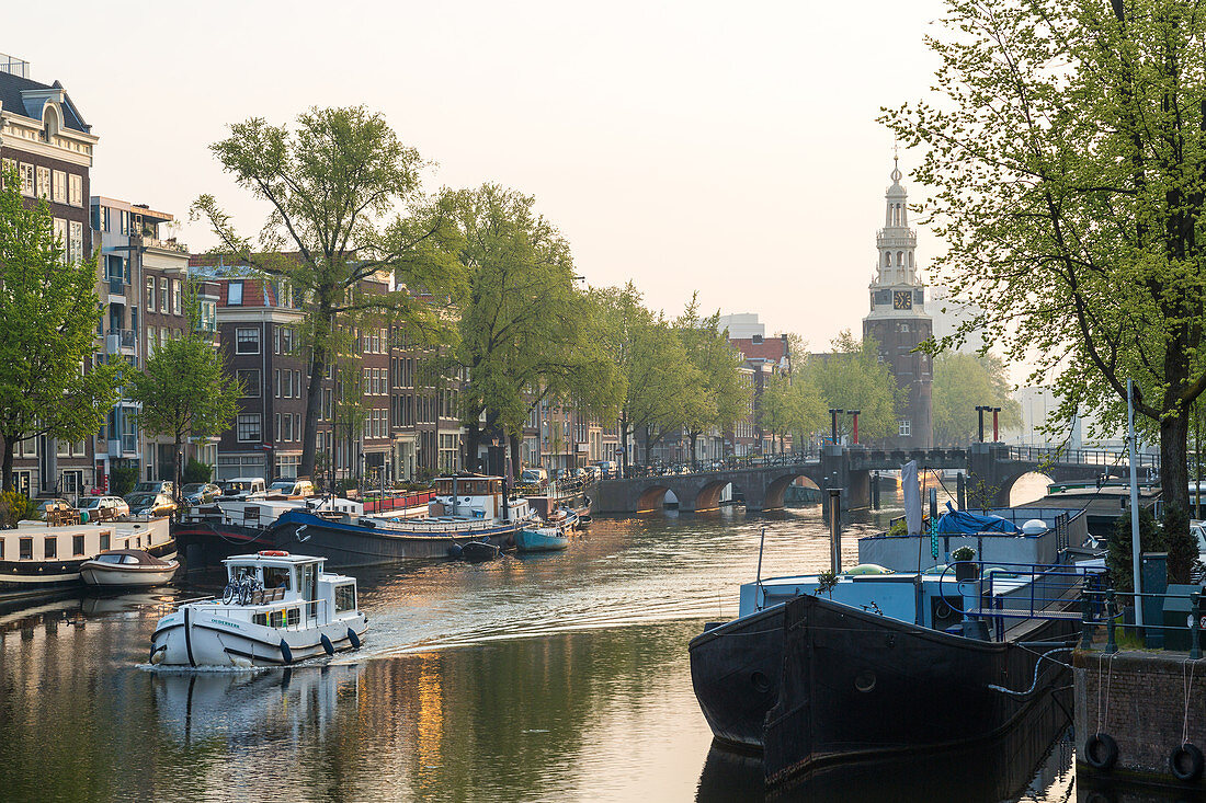 Der Oudeschans-Kanal in Amsterdam mit dem Montelbaanstoren-Turm im Hintergrund, Amsterdam, Holland, Niederlande