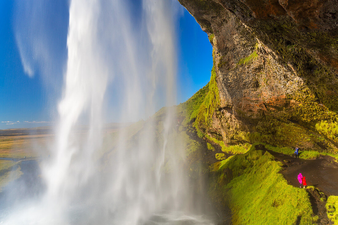 Der spektakuläre Seljalandsfoss-Wasserfall, Wasser, das von oben herabstürzt