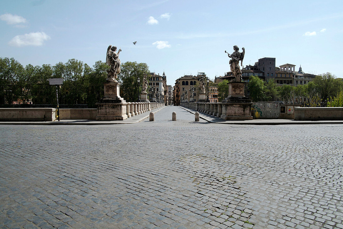 Ansicht der Saint Angelo Brücke, während 2020 Covid-19 Lockdown, Rom, Latium, Italien, Europa