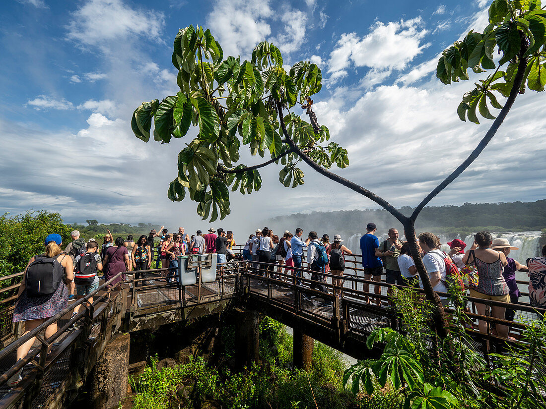 Besucher auf der Plattform bei Devil's Throat (Garganta del Diablo), Iguacu-Wasserfälle, UNESCO-Weltkulturerbe, Provinz Misiones, Argentinien, Südamerika