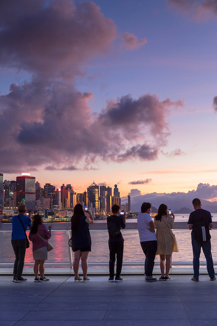 Leute, die Sonnenuntergang von Hafenstadt, Hongkong, China, Asien beobachten
