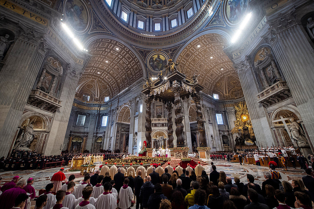 Papst Franziskus feiert die Dreikönigstagsmesse im Petersdom, Vatikan, Rom, Latium, Italien, Europa