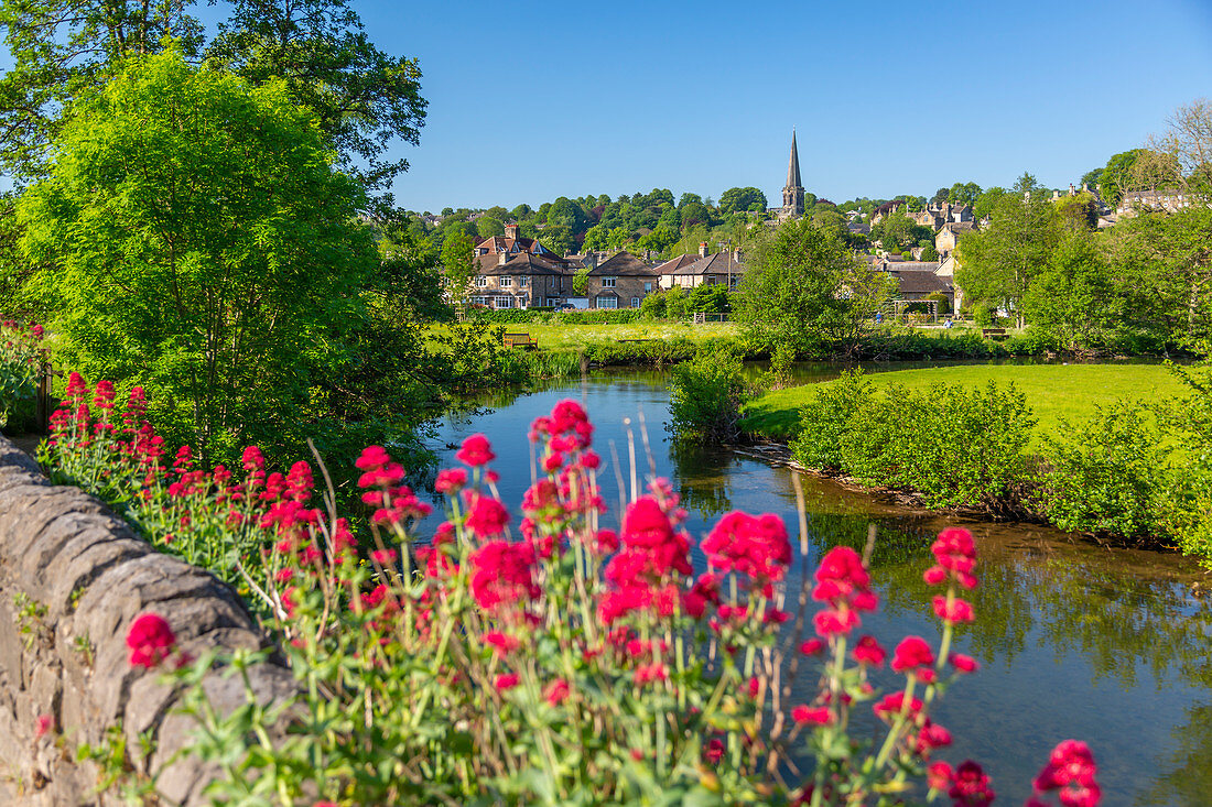 Blick auf River Wye und Bakewell Church, Bakewell, Derbyshire Dales, Derbyshire, England, Vereinigtes Königreich, Europa