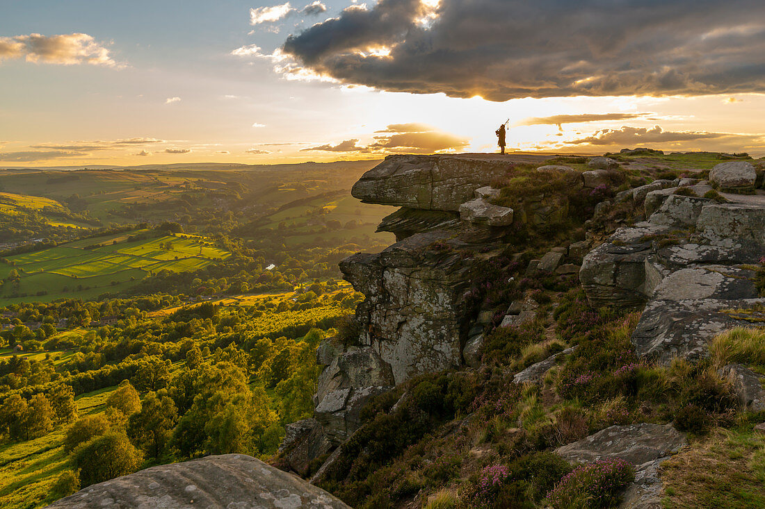 Ansicht des einsamen Pfeifers bei Sonnenuntergang auf Curbar Edge, Curbar, Hope Valley, Nationalpark Peak District, Derbyshire, England, Vereinigtes Königreich, Europa