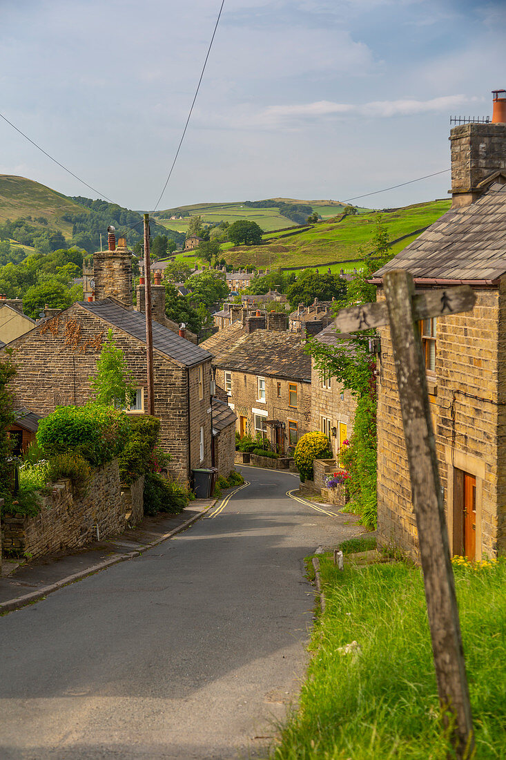 Ansicht von Steinhäusern im Dorf Hayfield, High Peak, Derbyshire, England, Vereinigtes Königreich, Europa