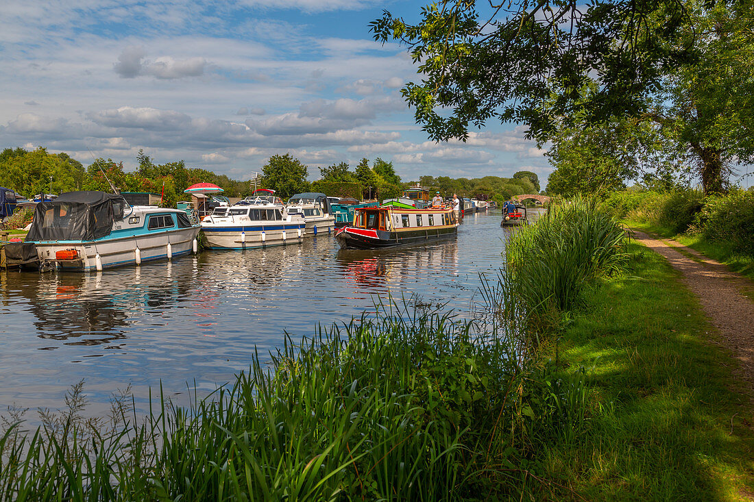 Ansicht des Kanals bei Shardlow an einem sonnigen Tag, South Derbyshire, Derbyshire, England, Vereinigtes Königreich, Europa