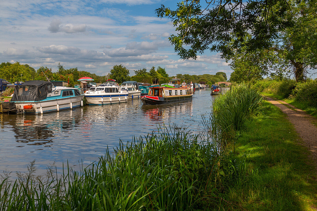 View of canal at Shardlow on a sunny day, South Derbyshire, Derbyshire, England, United Kingdom, Europe