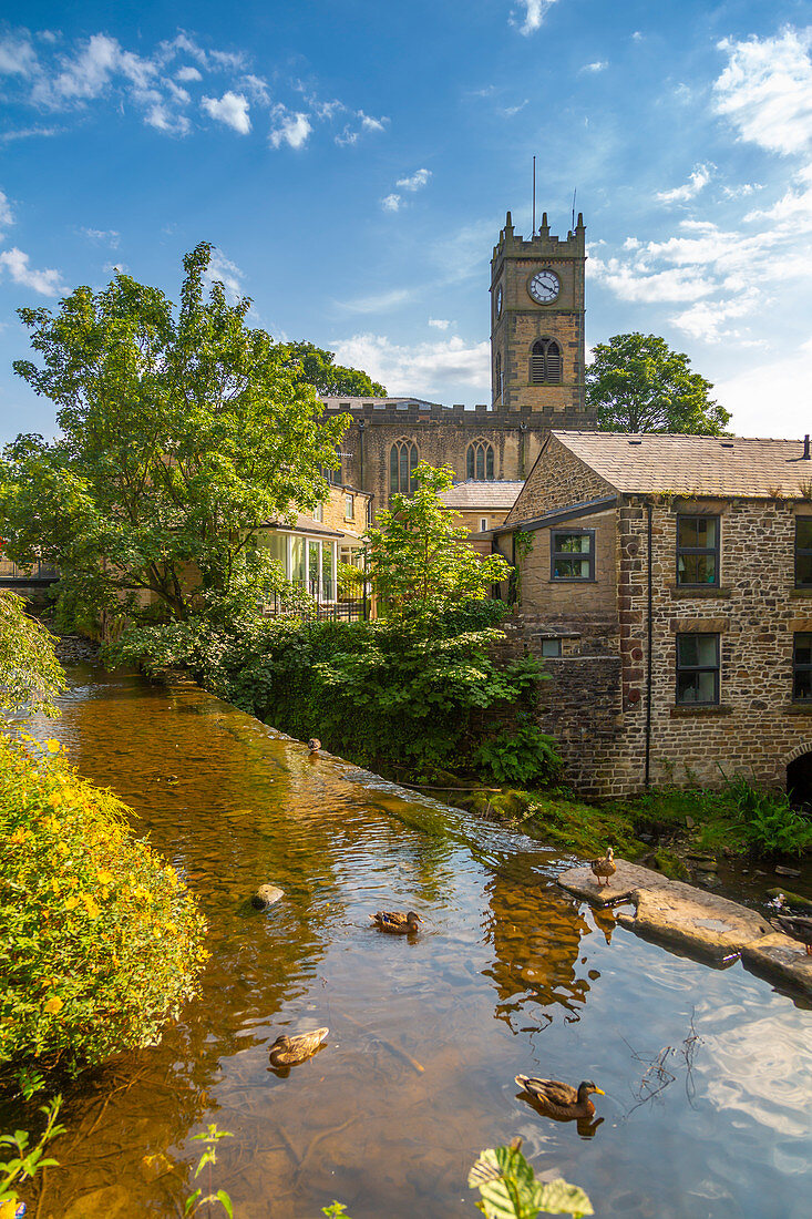 Ansicht der St. Mathews Kirche und des Ententeichs, Hayfield, High Peak, Derbyshire, England, Vereinigtes Königreich, Europa