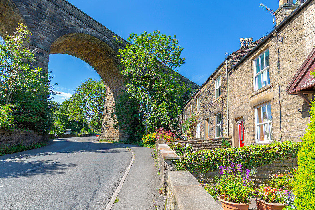 Ansicht des Eisenbahnviadukts und der Hütten bei Kapelle Milton, Derbyshire, England, Vereinigtes Königreich, Europa