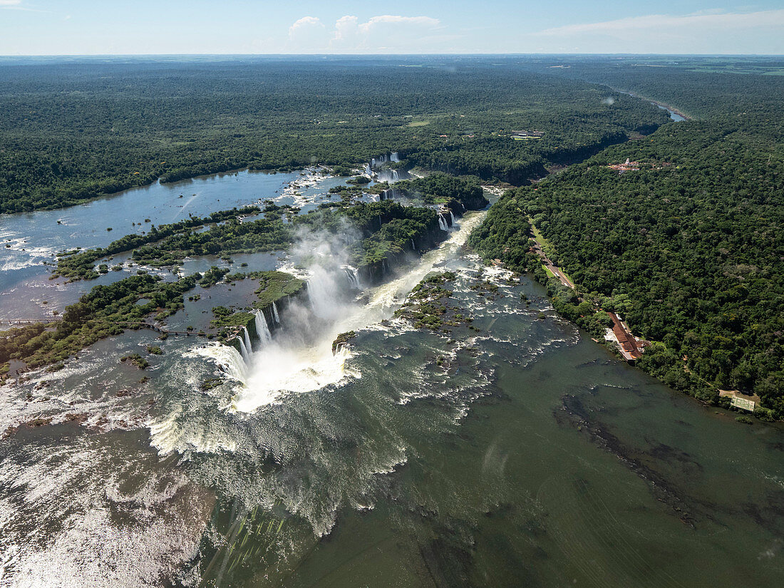 Luftaufnahme mit dem Hubschrauber von Iguacu Falls (Cataratas do Iguacu), UNESCO-Weltkulturerbe, Parana, Brasilien, Südamerika