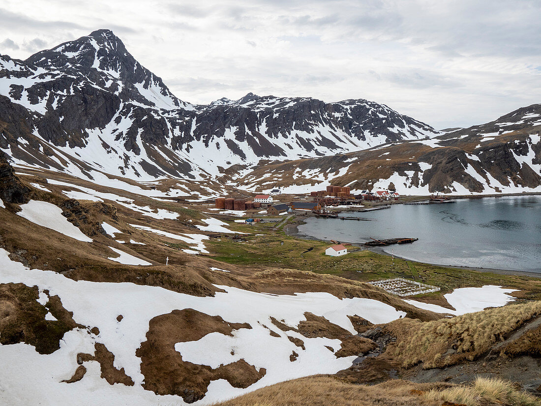 Blick auf die verlassene norwegische Walfangstation in Grytviken in der East Cumberland Bay, Südgeorgien, Polarregionen