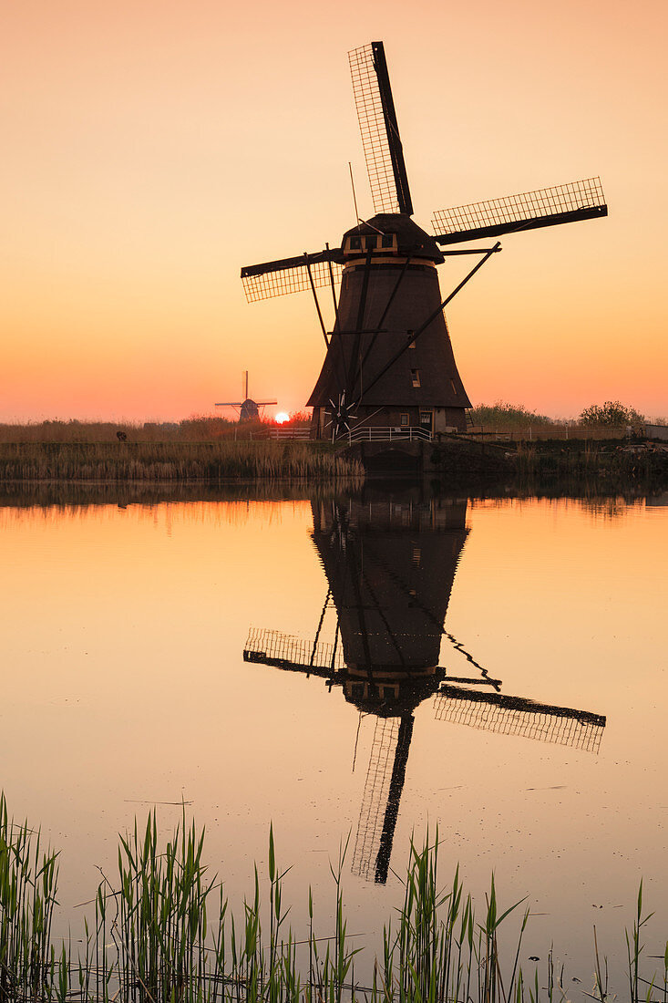 Windmühlen bei Sonnenuntergang, Kinderdijk, UNESCO-Weltkulturerbe, Südholland, Niederlande, Europa