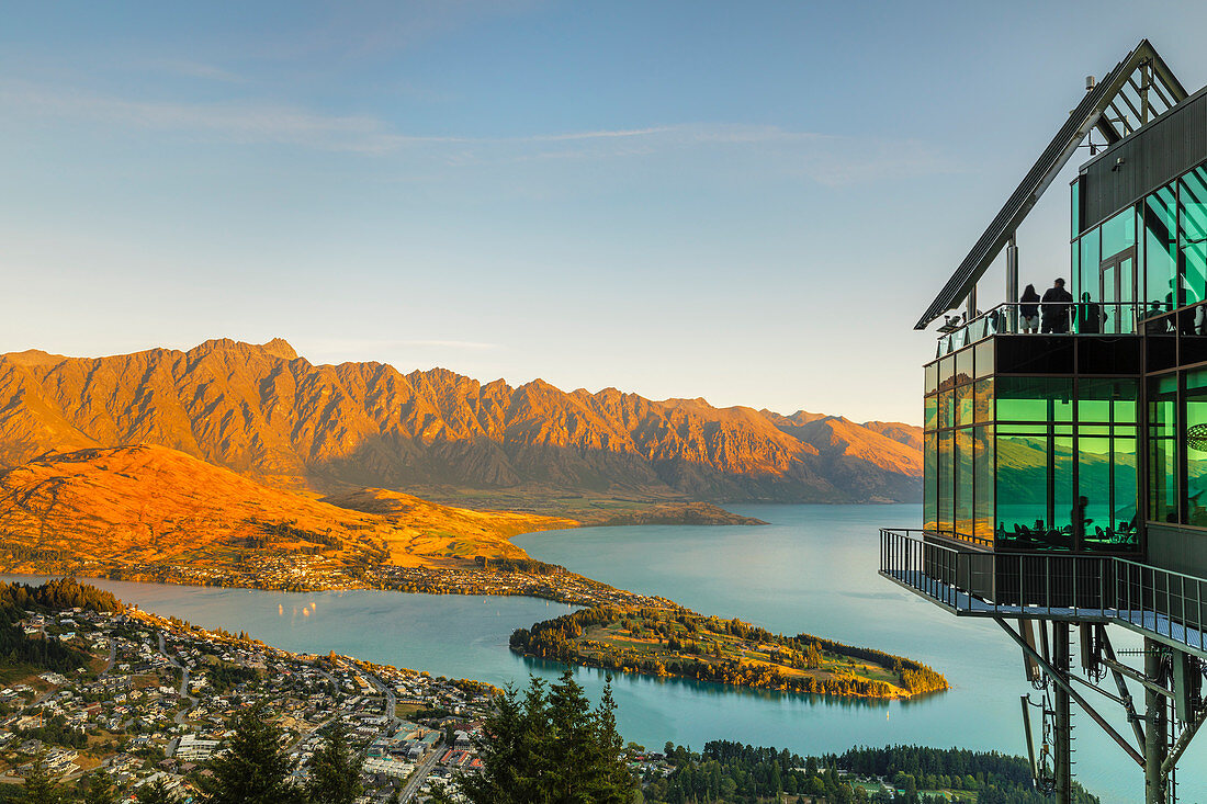 Blick über Queenstown und den Lake Wakatipu von der Skyline Queenstown Bar und Restaurant, Otago, Südinsel, Neuseeland, Pazifik