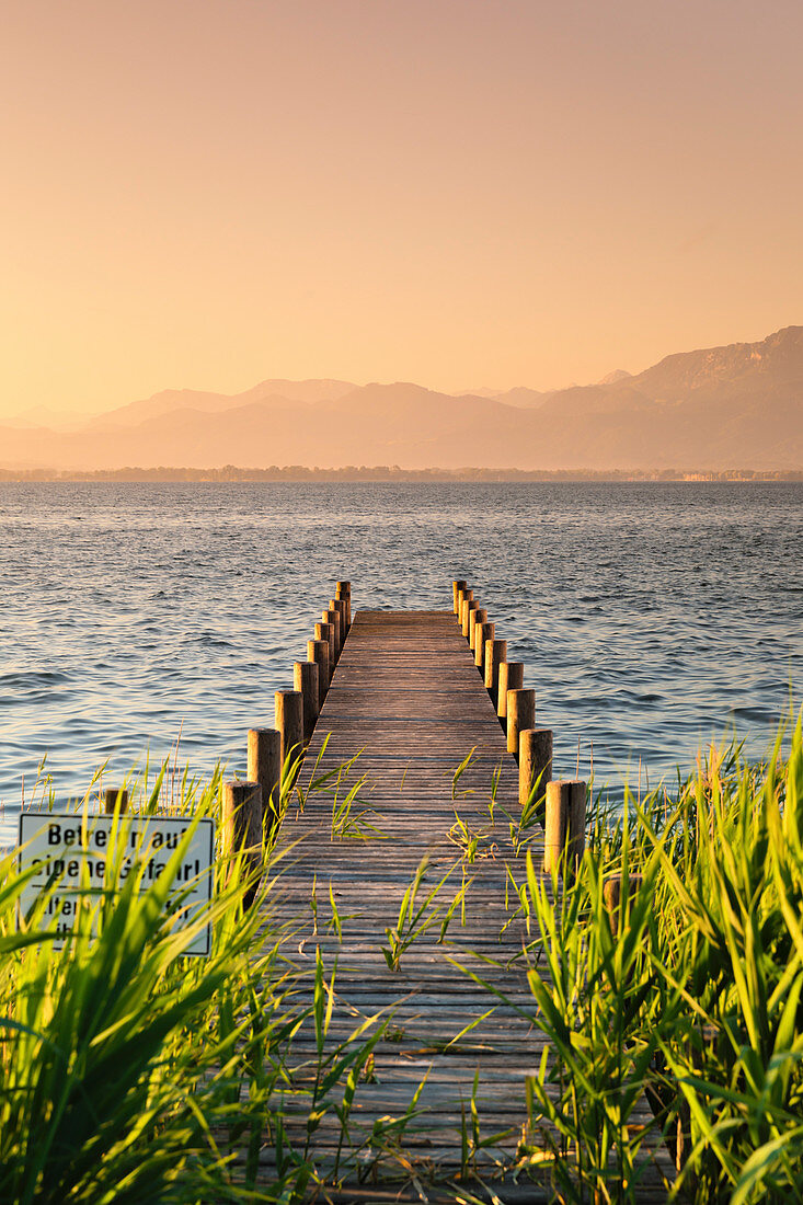 Steg bei Sonnenaufgang, Gstadt am Chiemsee, Chiemsee, Oberbayern, Deutschland, Europa