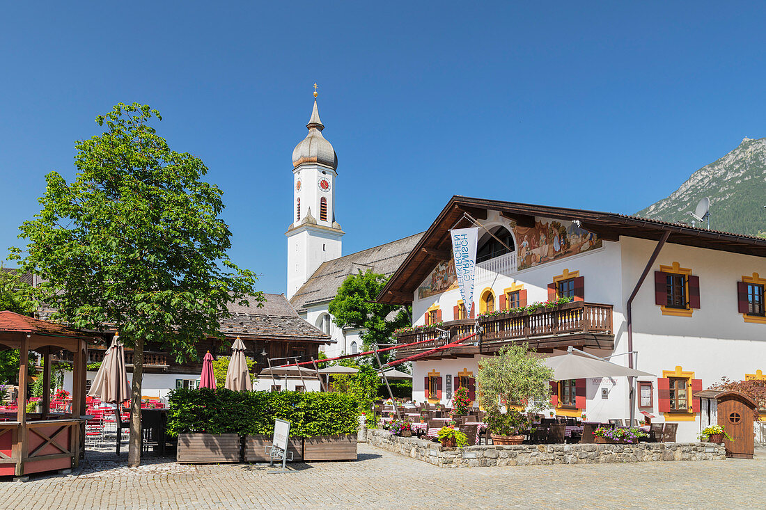 Café, Mohrenplatz, mit St. Martin Kirche, Garmisch-Partenkirchen, Oberbayern, Bayern, Deutschland, Europa