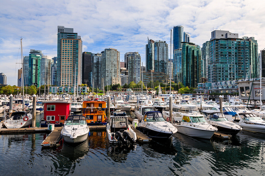 Marina am Coal Harbour, mit Freizeitbooten und Hausbooten, Skyline der Stadt, Vancouver, British Columbia, Kanada, Nordamerika