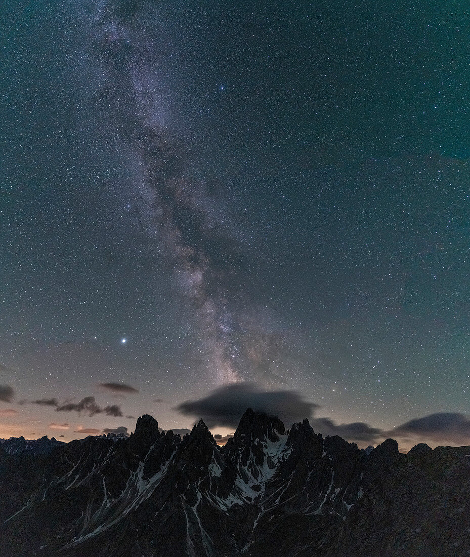 Milchstraße über Cadini di Misurina Gebirgsgruppe, Dolomiten, Provinz Belluno, Venetien, Italien, Europa
