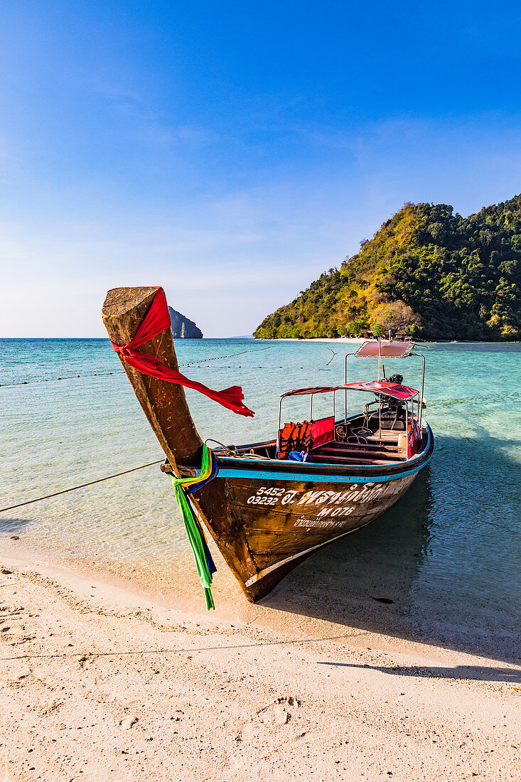 Longtail-Boote auf Tup Island, Provinz Krabi, Thailand, Südostasien, Asien
