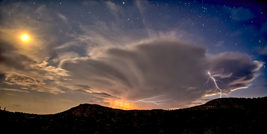 Eine isolierte Sturmzelle nahe Chino Valley, die durch das Mondlicht während der Sommermonsunzeit, Arizona, Vereinigte Staaten von Amerika, Nordamerika beleuchtet wird