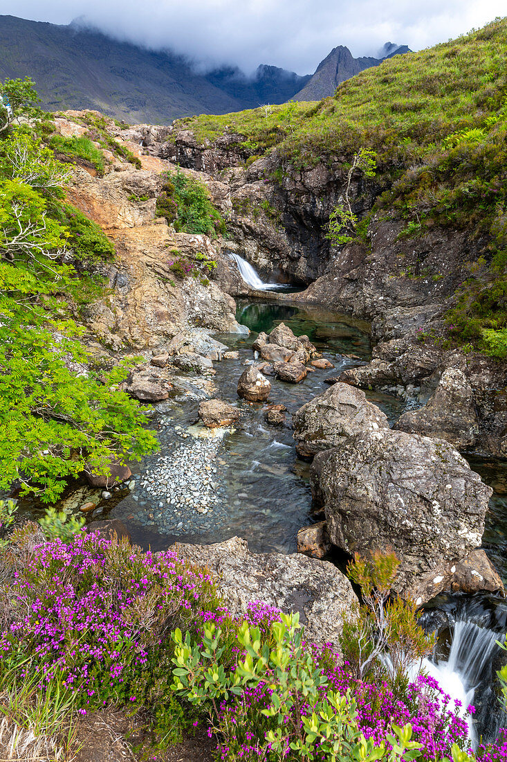 Wasserfall bei Fairy Pools, Glen Brittle, Isle of Skye, Innere Hebriden, Hochland und Inseln, Schottland, Vereinigtes Königreich, Europa