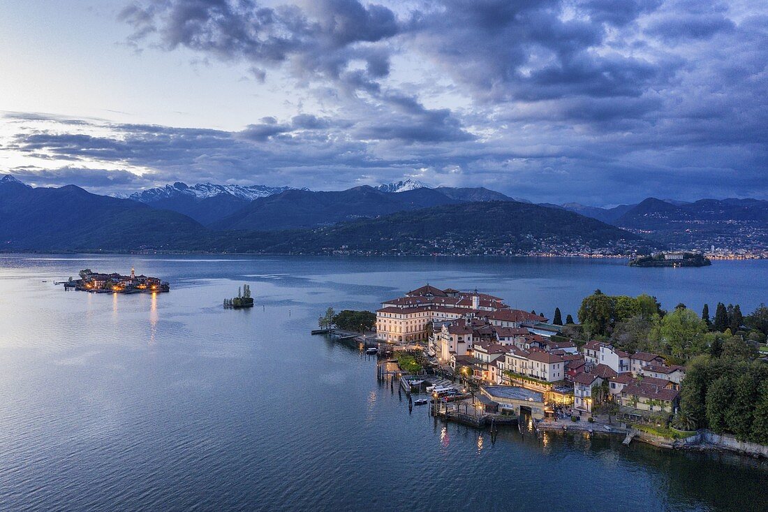 Luftaufnahme von Isola Bella und Isola dei Pescatori in der Abenddämmerung, Lago Maggiore, Provinz Verbano Cusio Ossola, Piemont, Italien, Europa