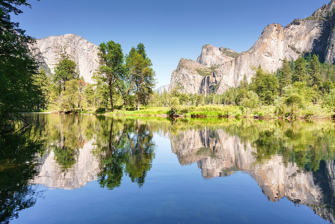 Yosemite-Berge spiegeln sich im Merced River, im Yosemite-Tal und im Yosemite-Nationalpark; Sierra Nevada, Kalifornien, Nordamerika, USA