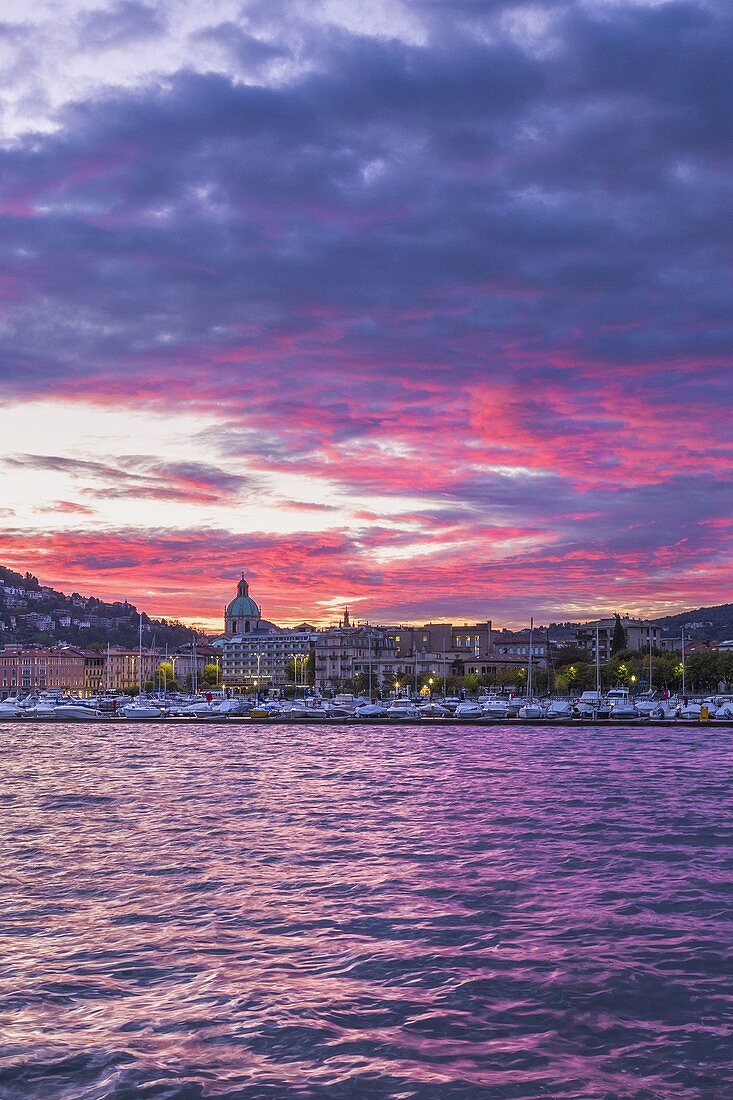 Sonnenaufgang auf Como Stadt und See Como, Lombardei, Italien, Europa