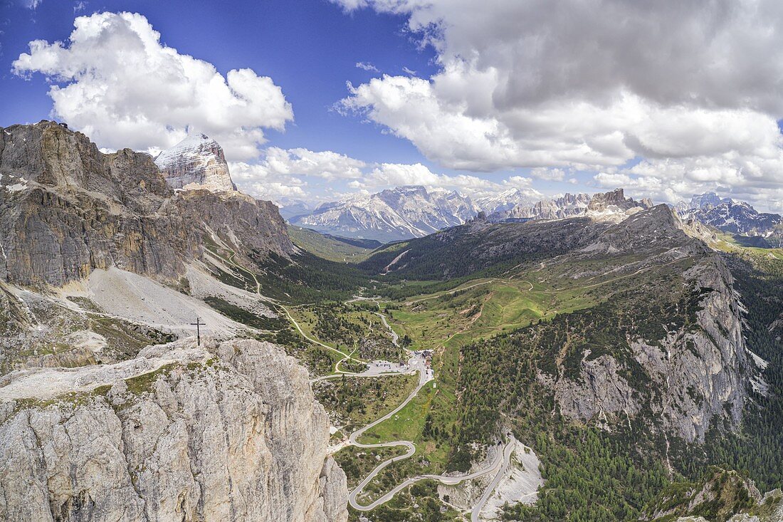 Panoramablick, Drohnen-Aufnahme des Falzarego-Passes in der Sommerzeit, Dolomiti, Gemeinde Cortina d'Ampezzo, Provinz Belluno, Distrikt Venetien, Italien, Europa