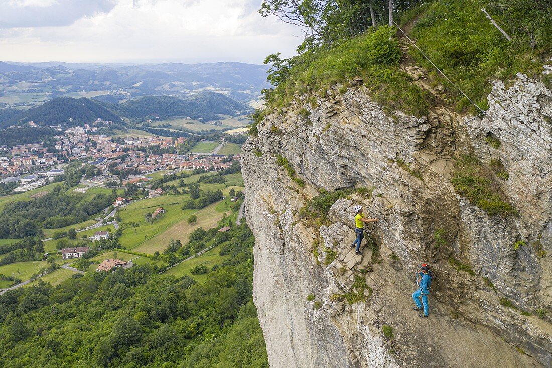 Zwei von der Drohne fotografierte Kletterer gehen die Route Ferrata dell'ultimo Sole entlang, die sich in der Pietra di Bismantova, Nationalpark des toskanisch-emilianischen Apennins, Gemeinde Castelnovo nè Monti, Provinz Reggio Emilia, Distrikt Emilia Romagna, befindet. Italien, Europa