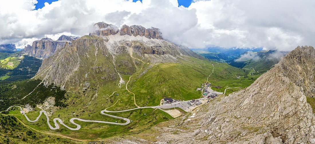 Luftaufnahme von der Drohne des Pordoi-Passes während eines Sommertages, Fassa-Tal, Dolomiti, Gemeinde Canazei, Provinz Trient, Trentino-Südtirol, Italien, Europa