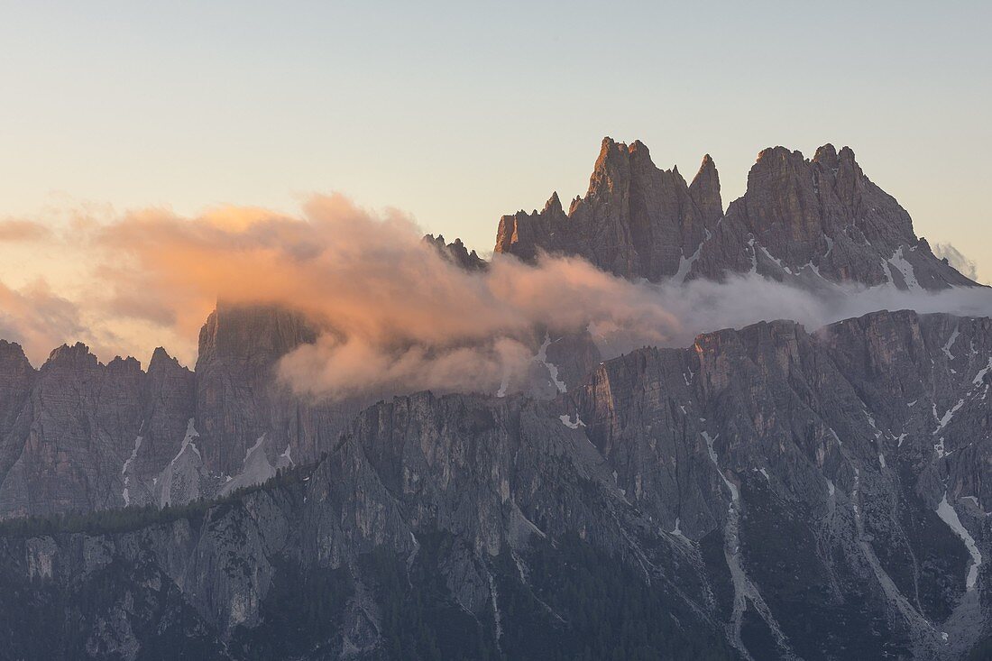 Cason di Formin Berg und Cima Ambrizzola Schießen mit einem Teleobjektiv während eines Sommersonnenaufgangs, Dolomiten, Gemeinde Cortina d'Ampezzo, Provinz Belluno, Bezirk Venetien, Italien, Europa