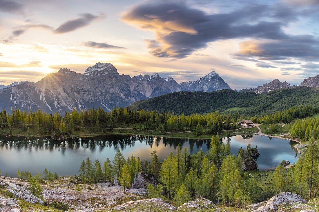 Die linsenförmigen Wolken umrahmen die Dolomitengipfel während eines herrlichen Sommersonnenaufgangs in der Nähe des Federa-Sees, Dolomiten, Gemeinde Cortina d'Ampezzo, Provinz Belluno, Distrikt Venetien, Italien, Europa