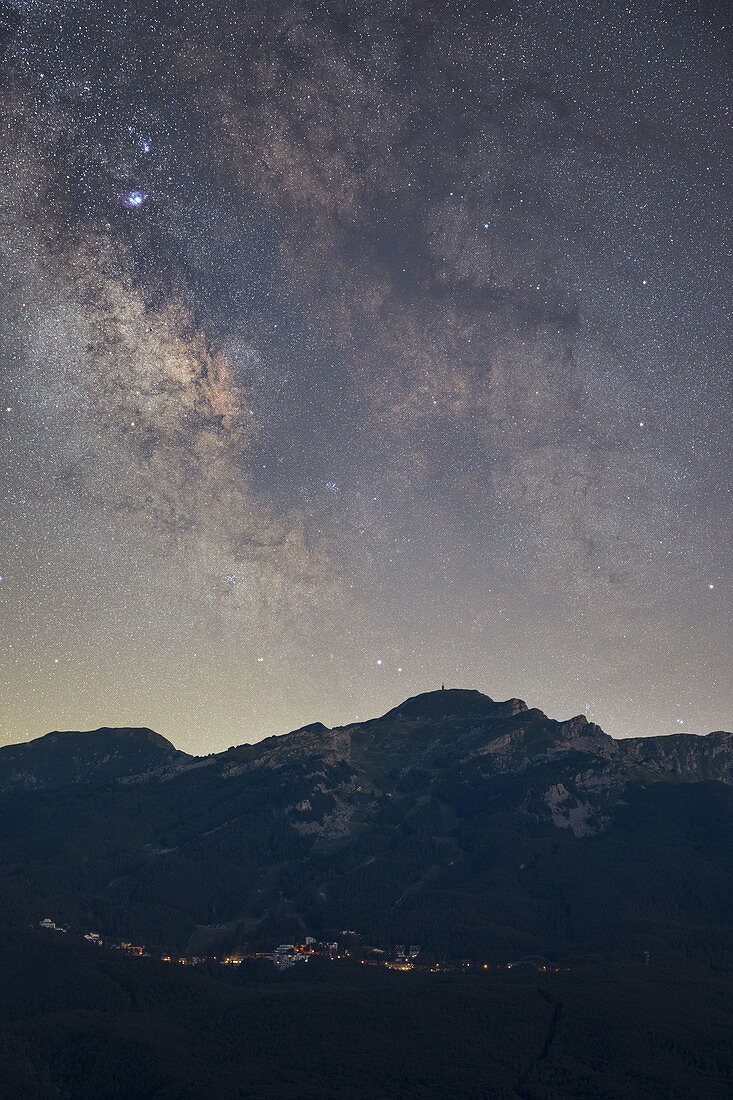 Der Kern der Milchstraße wurde mit einem Teleobjektiv während eines klaren Sommerabends im toskanisch-emilianischen Apennin-Nationalpark, Gemeinde Ventasso, Provinz Reggio Emilia, Italien, Europa, aufgenommen