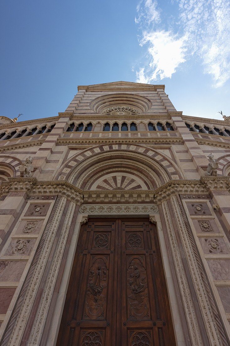 Tür der Kathedrale von San Lorenzo, im historischen Zentrum von Grosseto, aufgenommen an einem Sommermorgen, Gemeinde Grosseto, Provinz Grosseto, Toskana, Italien, Europa