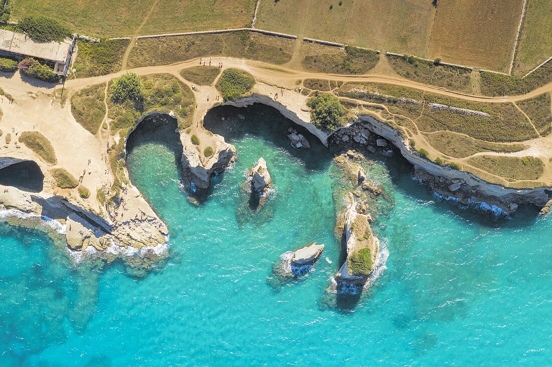 Luftaufnahme des Faraglioni di Sant'Andrea im Sommer, entlang der Adriaküste, Gemeinde Meledugno, Provinz Lecce, Bezirk Apulien, Italien, Europa