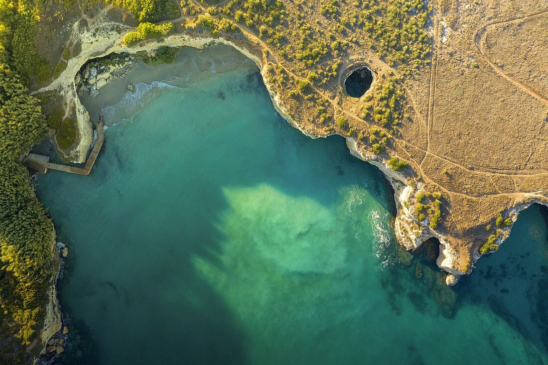 Luftaufnahme der Grotta Sfondata, gelegen entlang der Adriaküste nahe Otranto, Gemeinde Otranto, Provinz Lecce, Bezirk Apulien, Italien, Europa