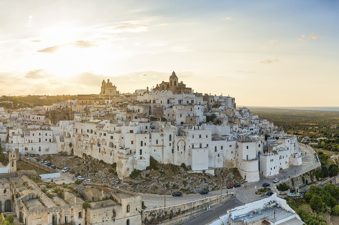 Luftaufnahme von Ostuni, so genannte 'weiße Stadt' während eines Sommersonnenuntergangs, Gemeinde Ostuni, Provinz Brindisi, Bezirk Apulien, Italien, Europa