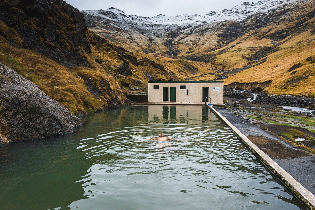 Island, Sudurland, Seljavallalaug. Seljavallalaug ist ein natürliches Spa in der Region Sudurland in Island. Das Thermalwasser ist frei zugänglich