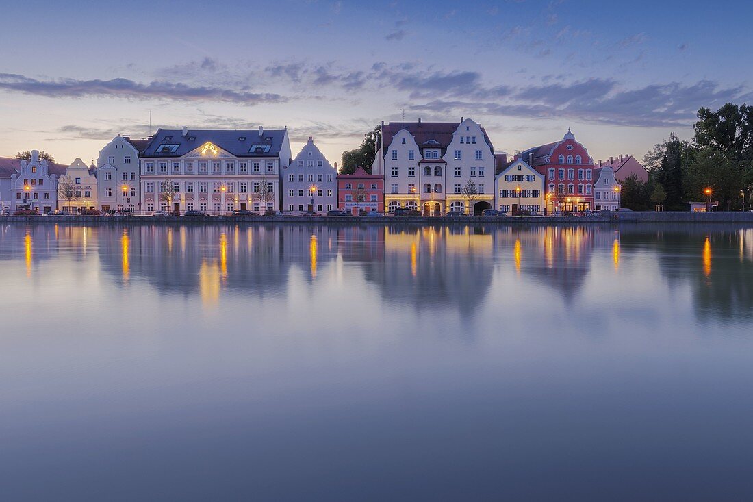 Isar in der Abenddämmerung mit den typischen Fassaden von Landshut, Niederbayern, Deutschland, Europa