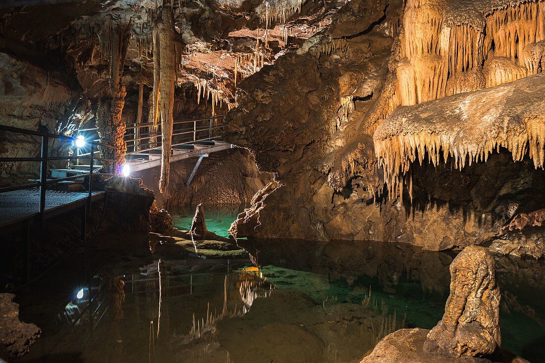 Italien, Sardinien, Sulcis-Iglesiente, Fluminimaggiore. Die Su Mannau Höhle gilt als eine der interessantesten Karsthöhlen Sardiniens.