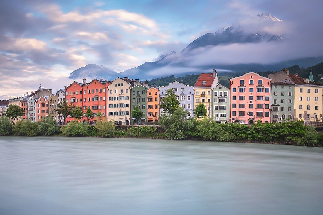 Die berühmten Mariahilf-Gebäude entlang des Inn, Innsbruck, Tirol, Österreich, Europa