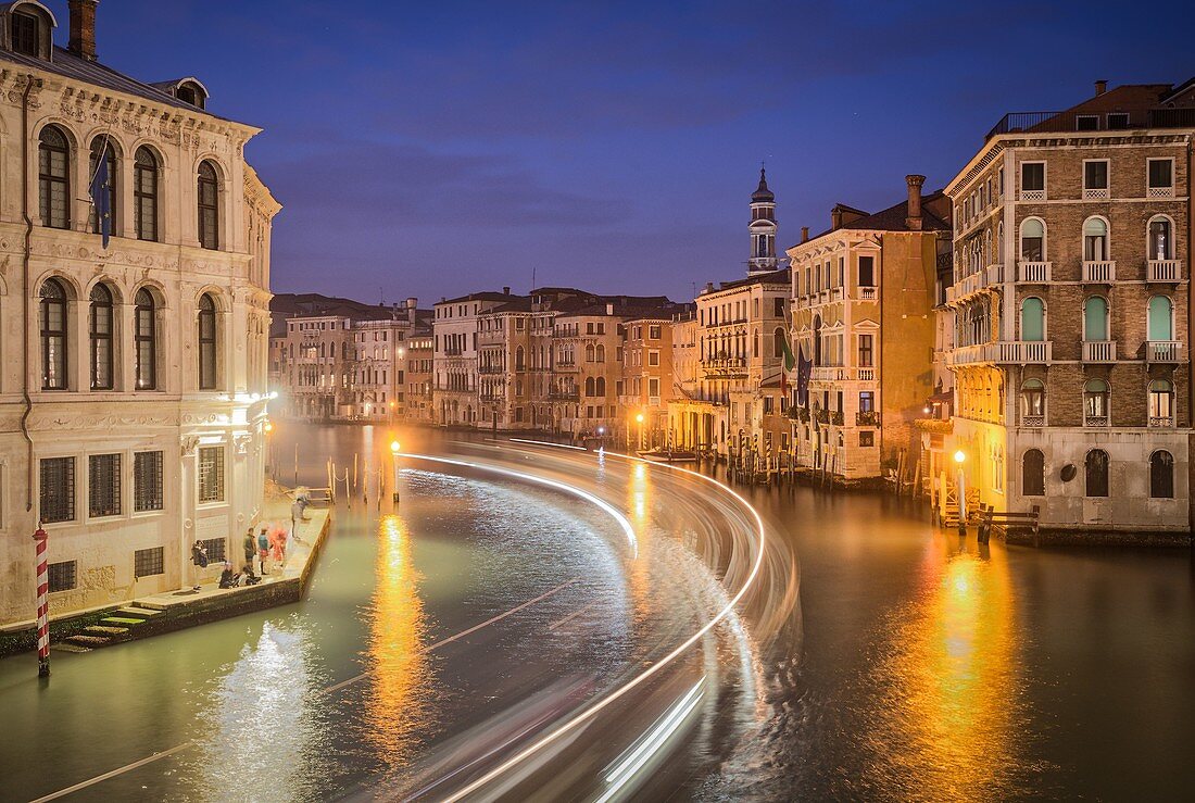 Canal Grande am Abend von der Rialtobrücke aus gesehen, Venedig, Venetien, Italien, Europa