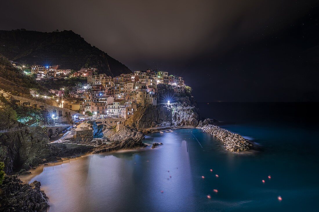 Nacht auf dem Dorf Manarola, Cinque Terre Nationalpark, Gemeinde Riomaggiore, Provinz La Spezia, Bezirk Ligurien, Italien, Europa