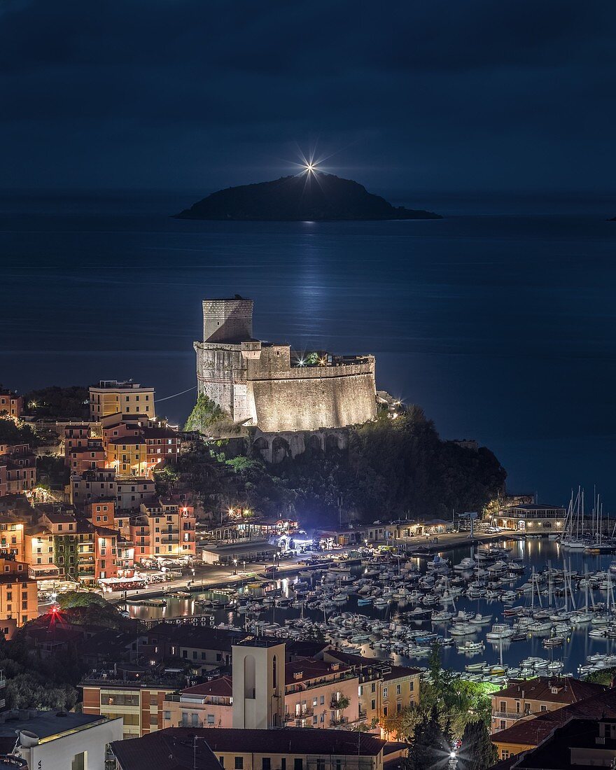 Nacht auf der Stadt von Lerici, Schloss von Lerici, Gemeinde von Lerici, Provinz La Spezia, Bezirk Ligurien, Italien, Europa