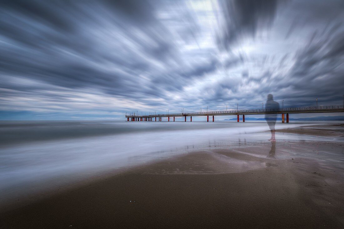 Langzeitbelichtung an einem wolkigen Tag am Pier von Marina di Pietrasanta, Provinz Lucca, Versilia, Toskana, Italien, Europa