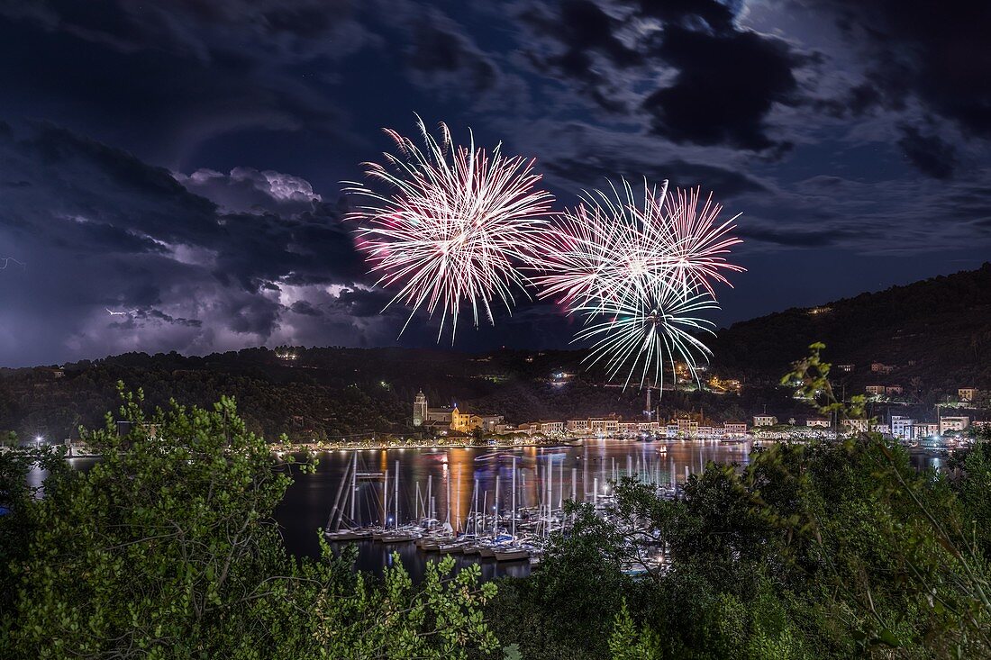 Feuerwerk und Blitz auf der Stadt Le Grazie, Gemeinde Portovenere, Provinz La Spezia, Ligurien, Italien, Europa