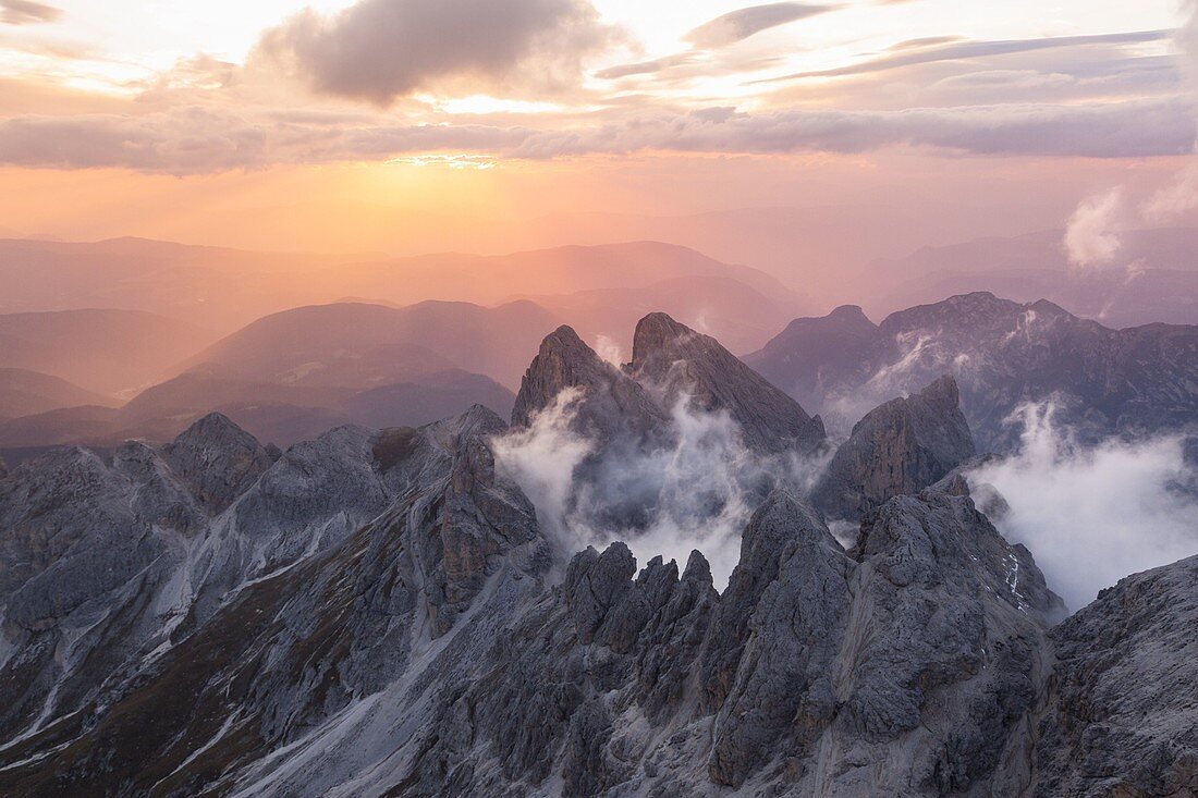 Sonnenuntergang über Catinaccio gipfelt im Sommer über Bergen. Fassa Tal, Trento Bezirk, Dolomiten, Trentino Südtirol, Italien, Europa.