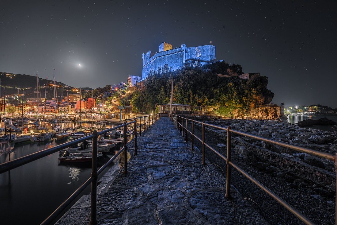 Nacht mit dem Mond über der Stadt Lerici, Schloss von Lerici, Gemeinde Lerici, Provinz La Spezia, Bezirk Ligurien, Italien, Europa